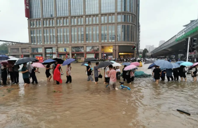 河南千年一遇的大暴雨停下之前，作為普通人，我們可以做什么？